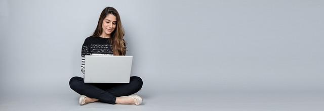 žena a laptop v šedém