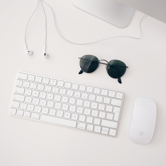 sluneční brýle, myš, klávesnice a sluchátka.jpg